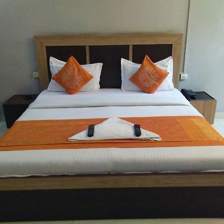 Hotel Samridhi Palace Juhi Bari ภายนอก รูปภาพ