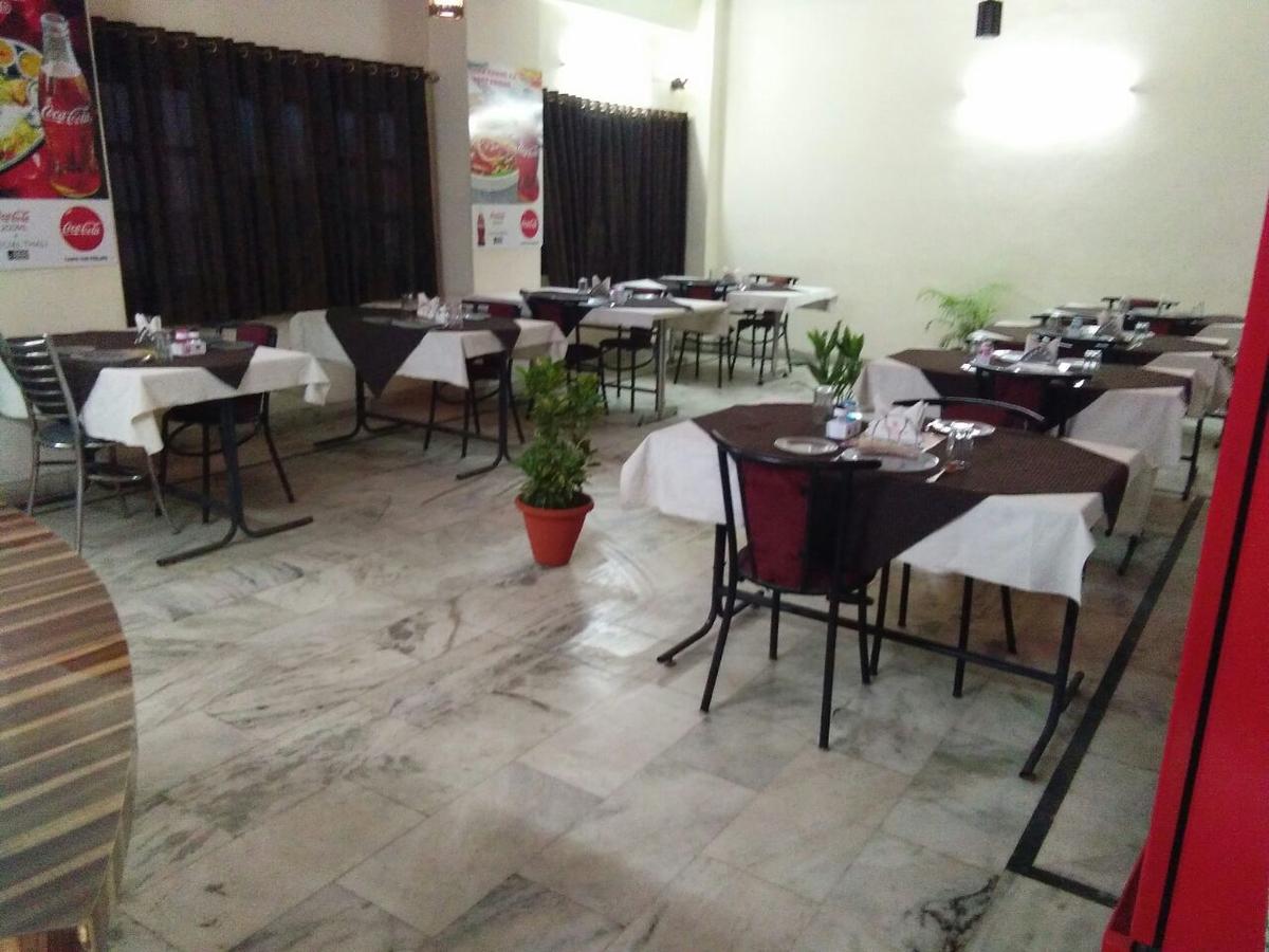 Hotel Samridhi Palace Juhi Bari ภายนอก รูปภาพ