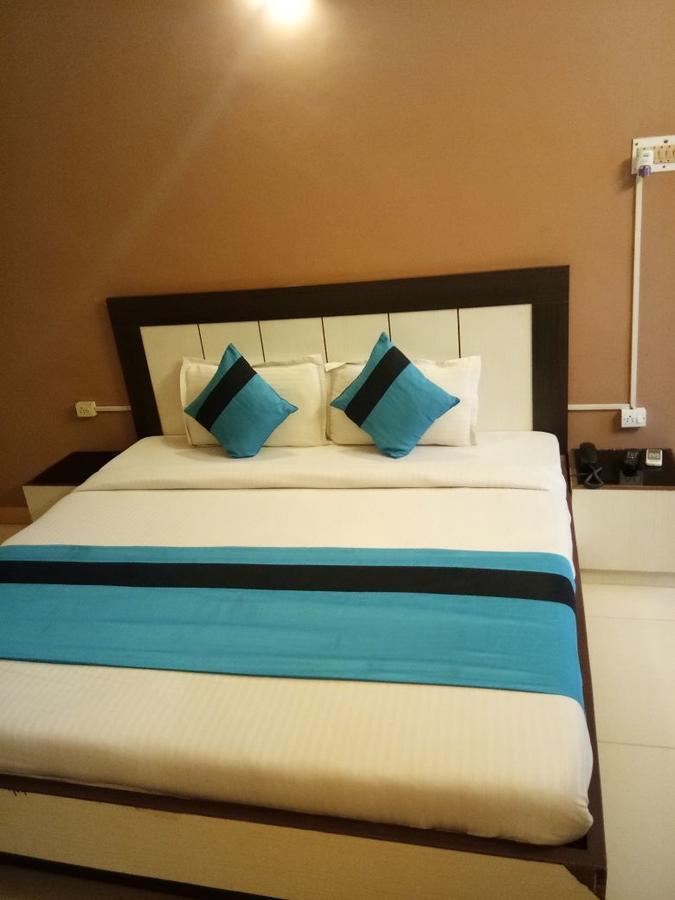 Hotel Samridhi Palace Juhi Bari ภายนอก รูปภาพ