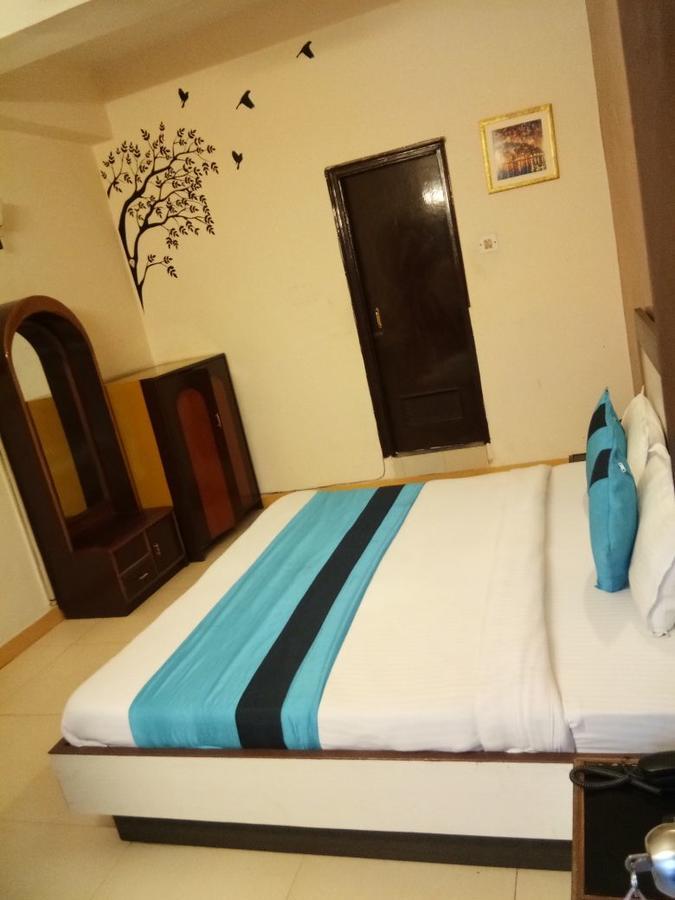 Hotel Samridhi Palace Juhi Bari ภายนอก รูปภาพ