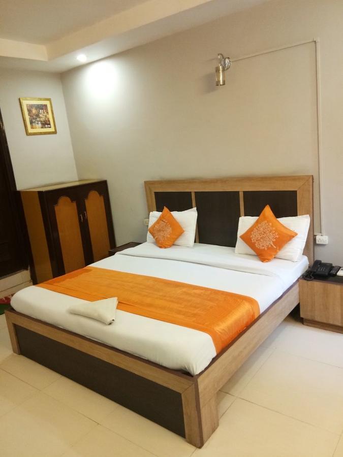 Hotel Samridhi Palace Juhi Bari ภายนอก รูปภาพ